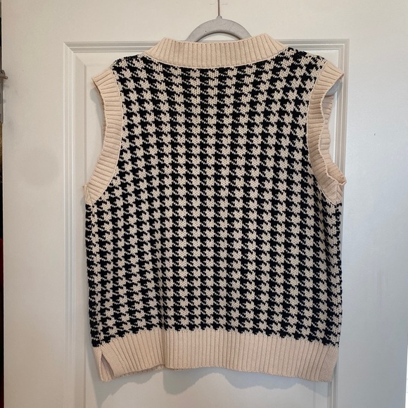 Cream & Black Houndstooth V-Neck Sweater Vest - Picture 3 of 3